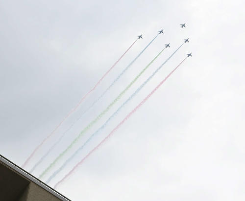 パラリンピックの開会式を前に東京タワー上空を展示飛行するブルーインパルス（撮影・山崎安昭）