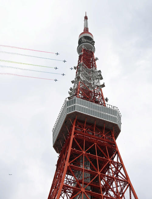 パラリンピックの開会式を前に東京タワー上空を展示飛行するブルーインパルス（撮影・山崎安昭）