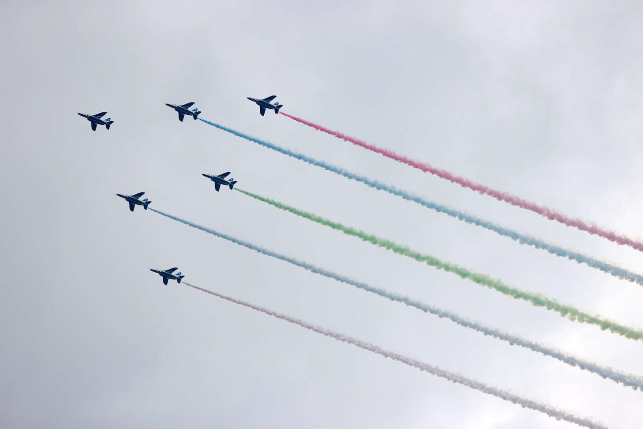 都内上空を飛行するブルーインパルス（撮影・河野匠）