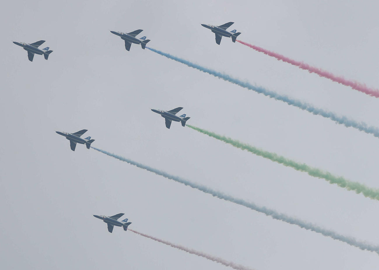 都内上空を飛行するブルーインパルス（撮影・河野匠）