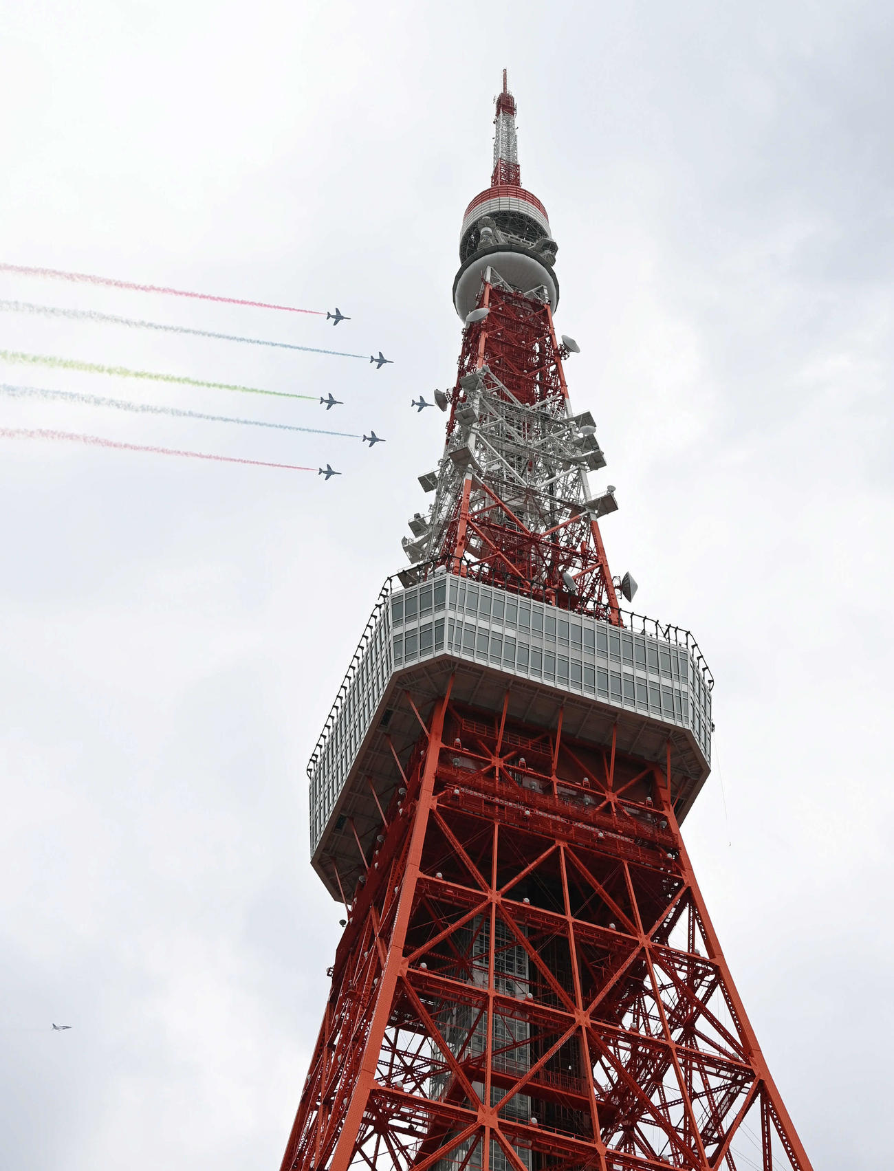 パラリンピックの開会式を前に東京タワー上空を展示飛行するブルーインパルス（撮影・山崎安昭）