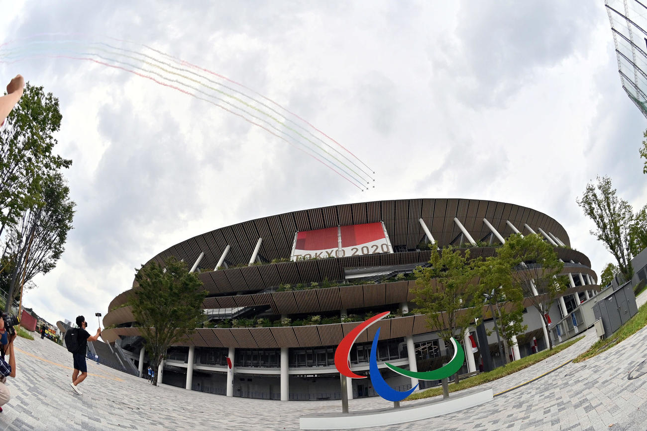 パラリンピックの開会式を前に国立競技場上空を展示飛行するブルーインパルス（撮影・滝沢徹郎）