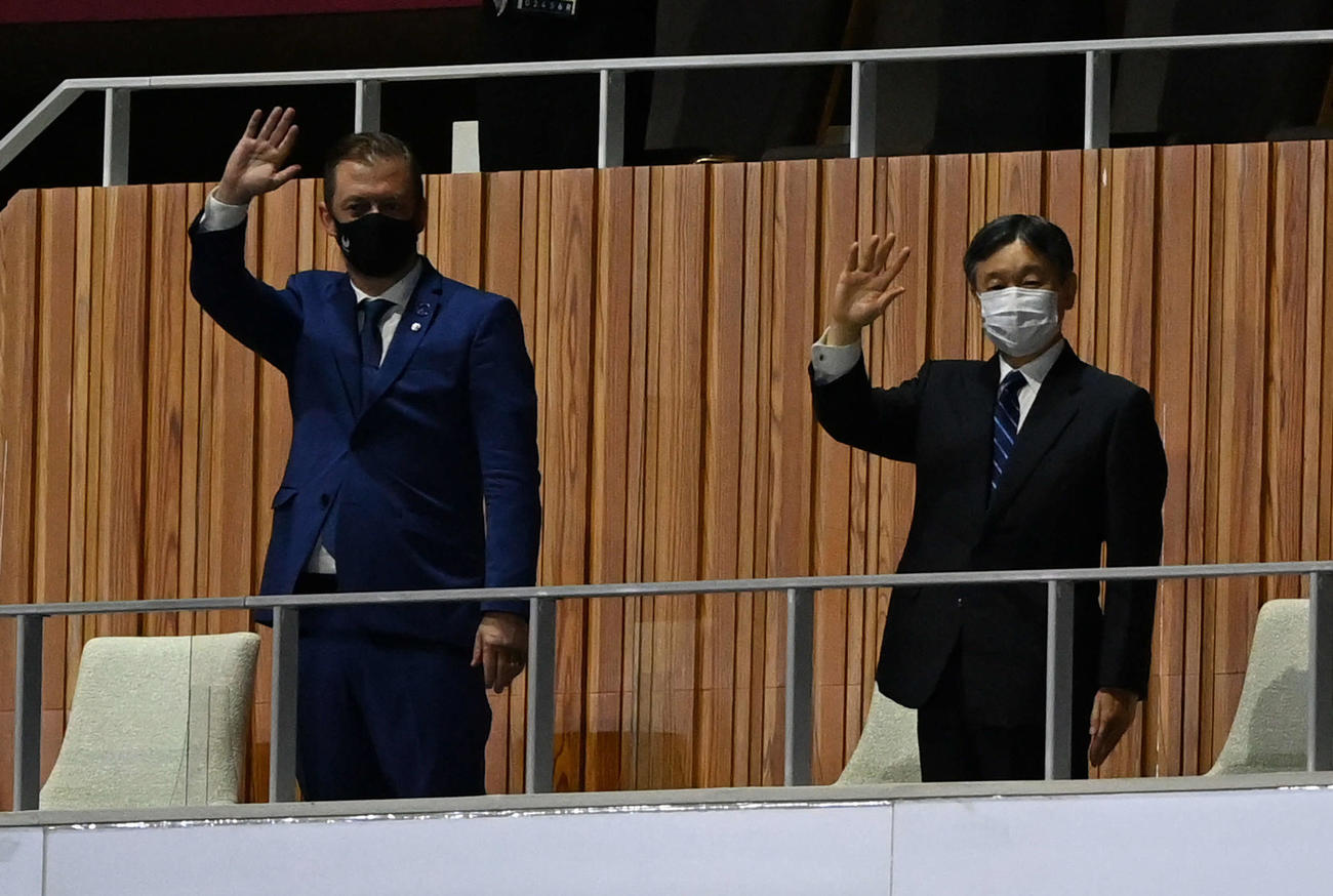 パラリンピックの開会式で打に出席した天皇陛下とIPCパーソンズ会長（撮影・山崎安昭）