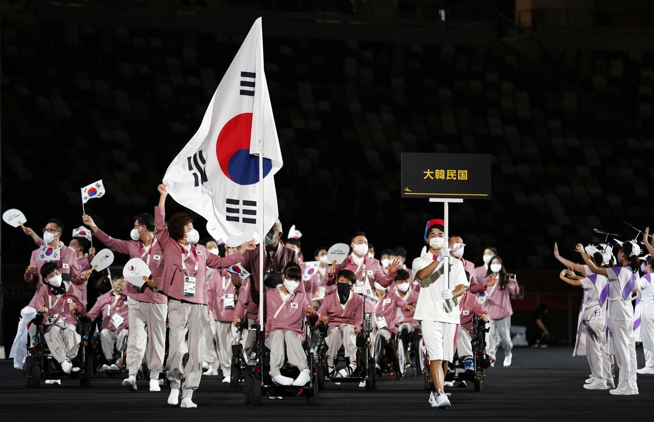 入場する韓国選手団（ロイター）