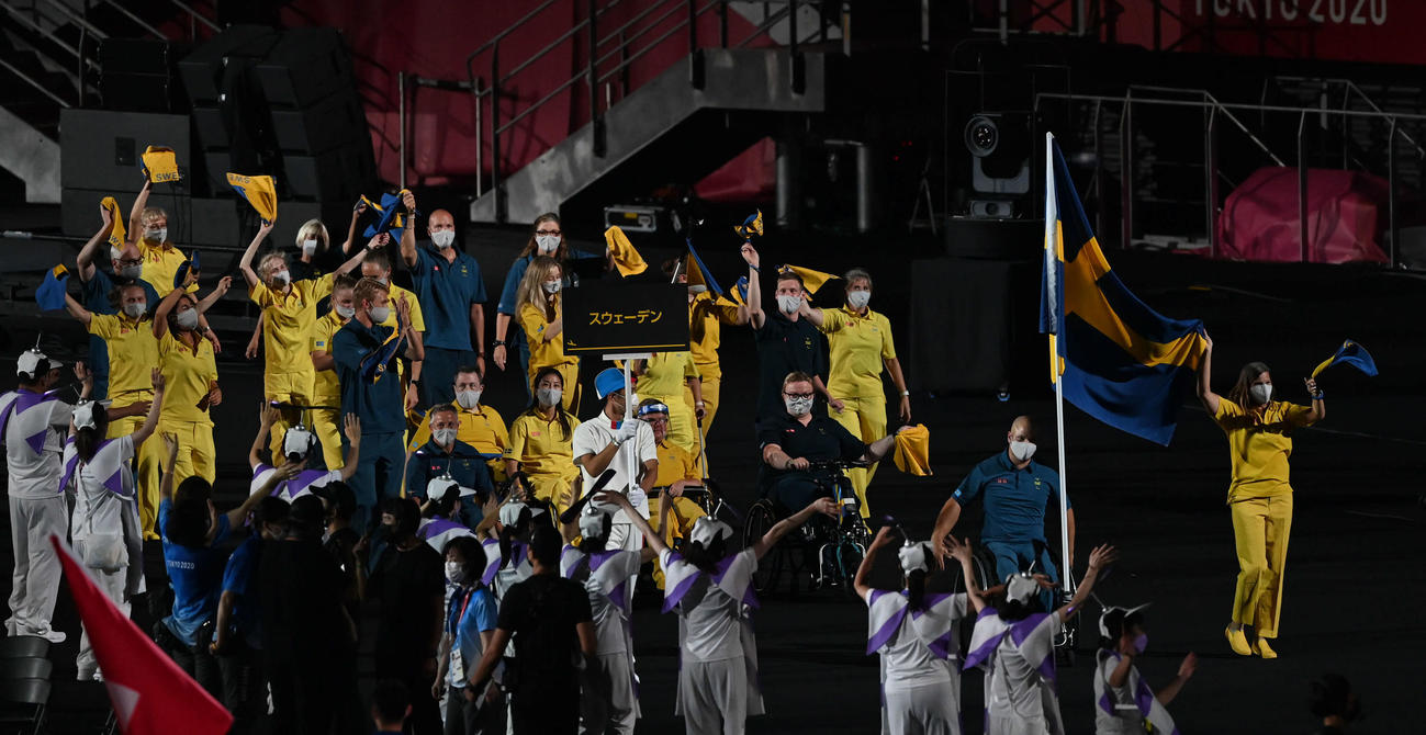 パラリンピックの開会式で入場行進するスウェーデン（撮影・山崎安昭）