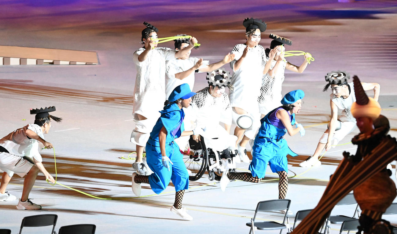 パラリンピックの開会式を盛り上げるパフォーマー。車いすで大縄跳びする演者も（撮影・山崎安昭）