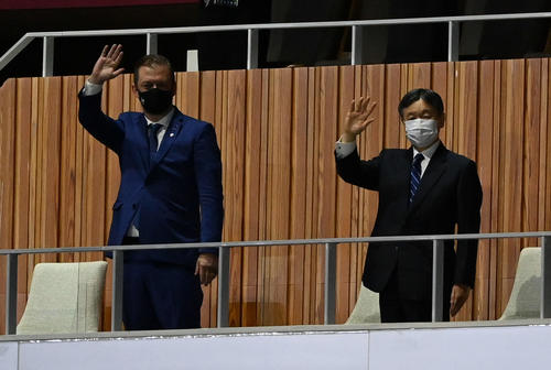 パラリンピックの開会式で打に出席した天皇陛下とIPCパーソンズ会長(撮影・山崎安昭)