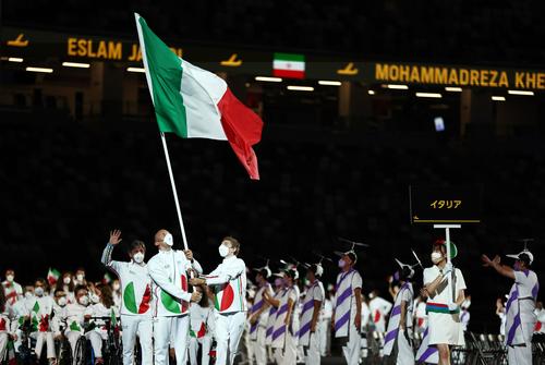 入場するイタリア選手団(ロイター)