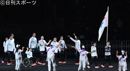 パラリンピックの開会式で入場行進する難民選手団（撮影・山崎安昭）