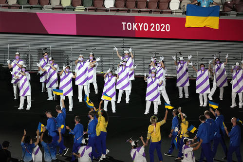開会式で選手団を迎えるスタッフの頭上にはタケコプターのようなプロペラが(撮影・滝沢徹郎)