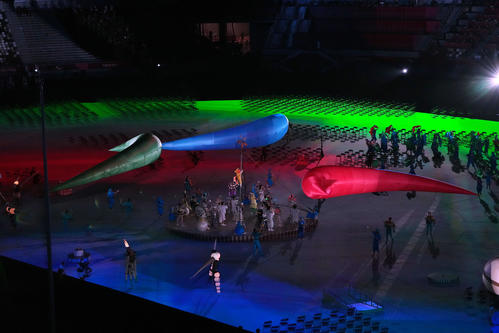開会式でパフォーマーによってパラリンピックのシンボルマーク「スリー・アギトス」が作られる（撮影・滝沢徹郎）