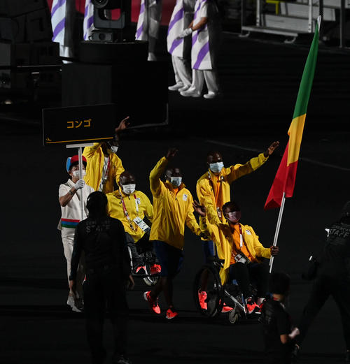パラリンピックの開会式で入場行進するコンゴ共和国（撮影・山崎安昭）