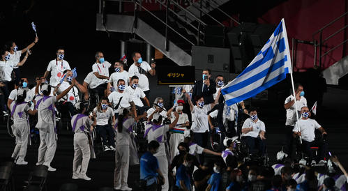 パラリンピックの開会式で入場行進するギリシャ（撮影・山崎安昭）
