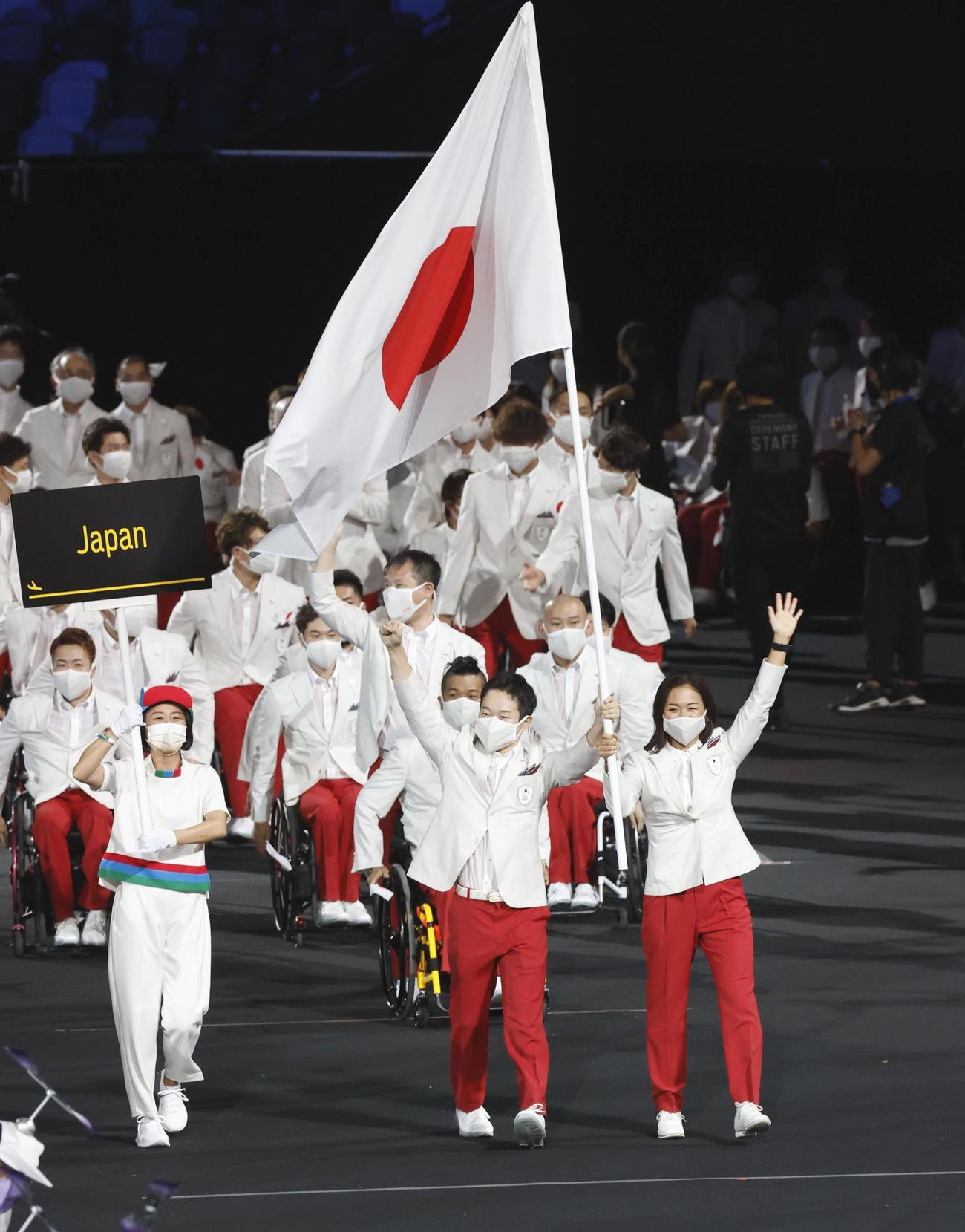 東京パラリンピックの開会式で、旗手の岩渕幸洋（手前左）と谷真海を先頭に入場行進する日本選手団（共同）