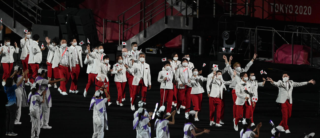 パラリンピックの開会式で入場行進する日本の選手たち（撮影・山崎安昭）