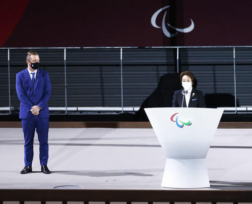 あいさつをする東京五輪・パラリンピック組織委員会の橋本会長（右）。左はパーソンズIPC会長（撮影・河田真司）