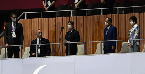 パラリンピックの開会式で開会宣言をする天皇陛下。右から小池都知事、菅首相（撮影・山崎安昭）