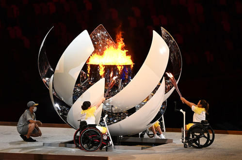 パラリンピックの開会式で聖火台に点灯する上地結衣（右）らパラリンピアン（撮影・山崎安昭）