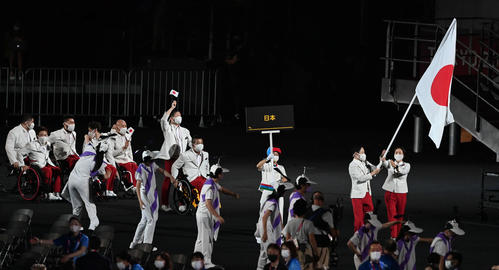 パラリンピックの開会式で旗手の谷（右）と岩渕を先頭に入場行進する日本選手団（撮影・山崎安昭）