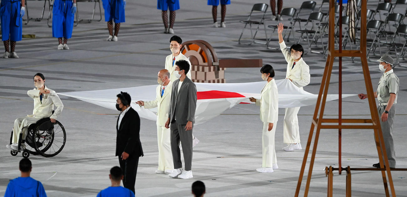 パラリンピックの開会式でパラリンピアンらと日の丸ベアラーを務める伊調馨さん（右から2人目）（撮影・山崎安昭）