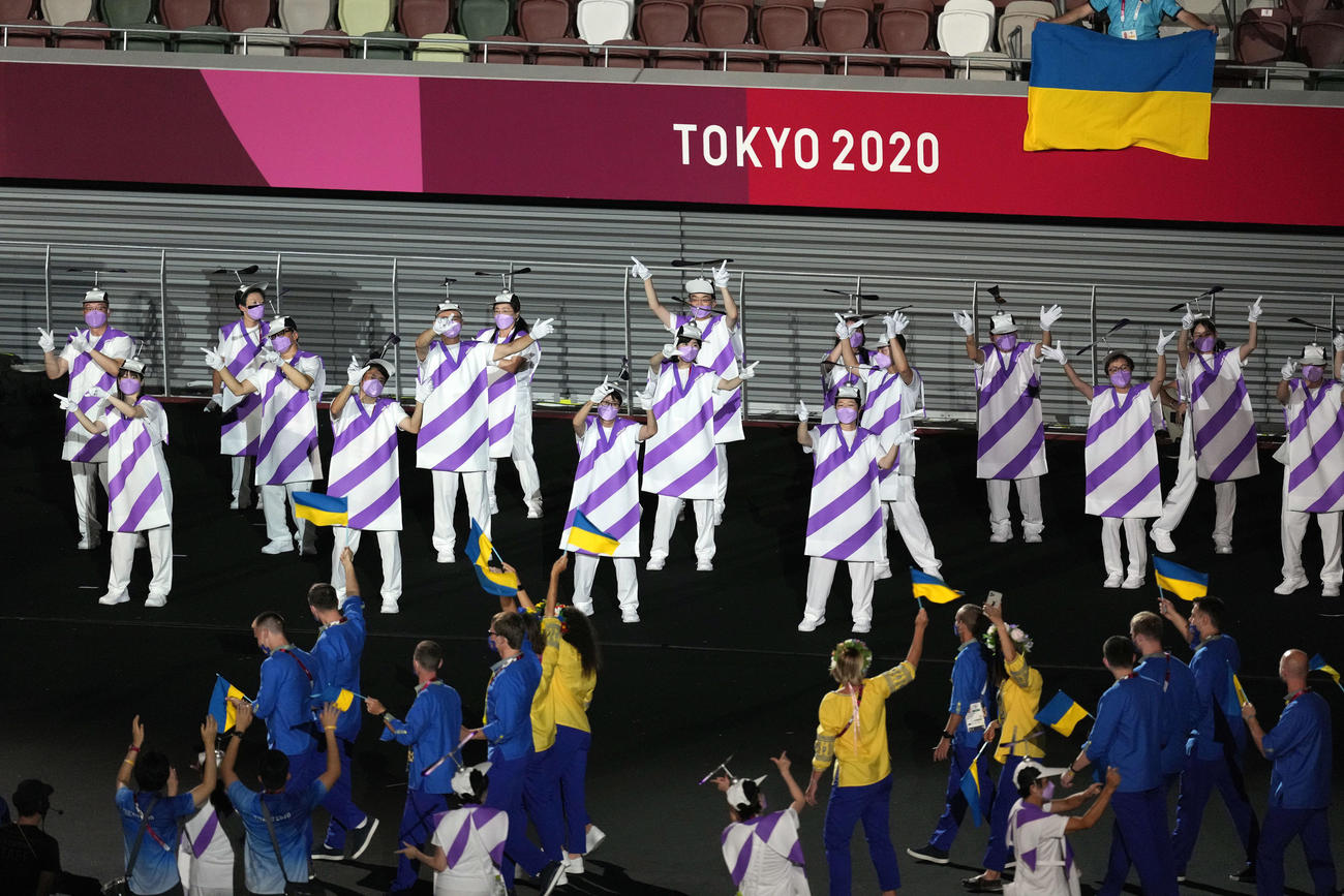 開会式で選手団を迎えるスタッフの頭上にはタケコプターのようなプロペラが（撮影・滝沢徹郎）