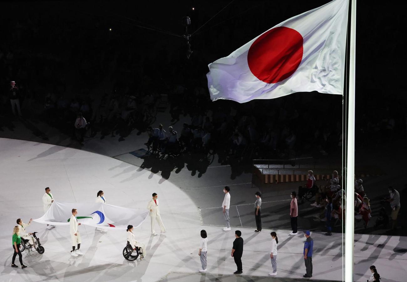 国内外６選手によって運ばれるパラリンピック旗（ロイター）