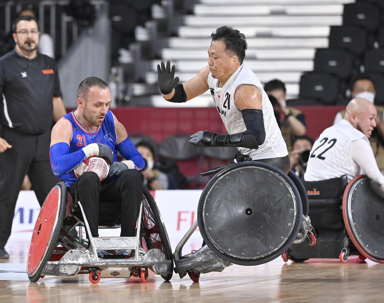 日本―フランス　第2ピリオド、フランス選手と激しくぶつかり合う池（手前右）＝国立代々木競技場（共同）