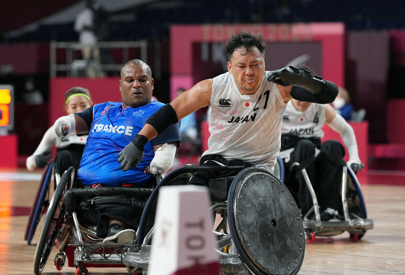 日本対フランス　第4Q、激しく競り合う池（手前右）（撮影・滝沢徹郎）