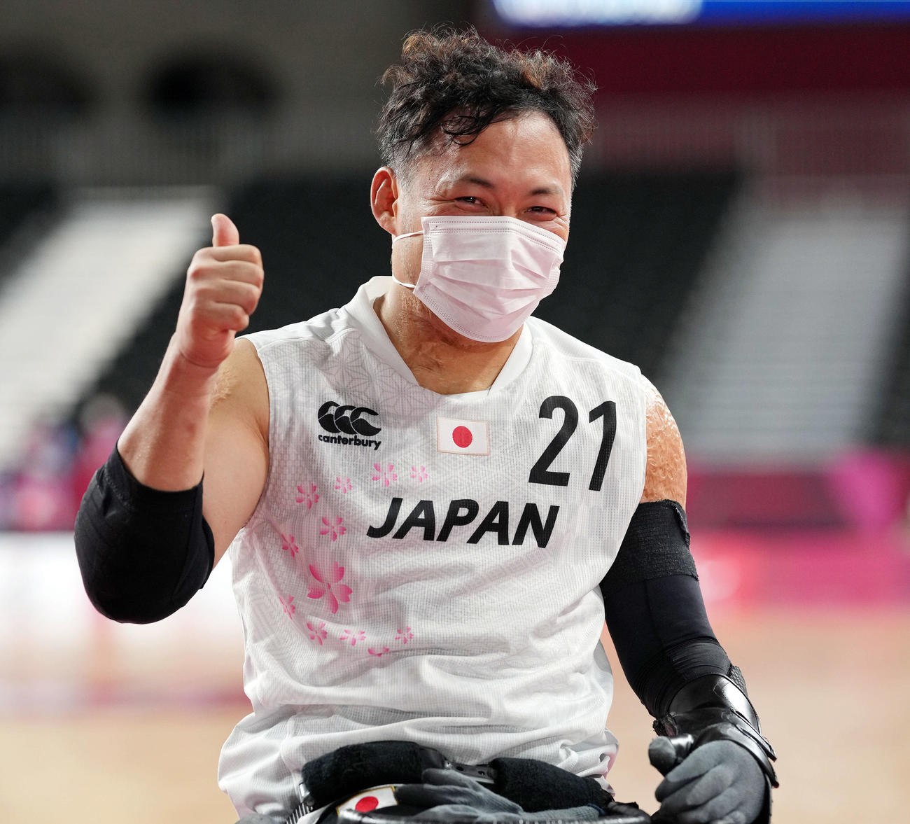 日本対フランス　試合後、報道陣に笑顔でサムアップする池（撮影・滝沢徹郎）