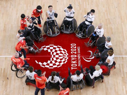 フランスに勝利し喜ぶ日本＝国立代々木競技場（共同）