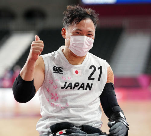 日本対フランス　試合後、報道陣に笑顔でサムアップする池（撮影・滝沢徹郎）