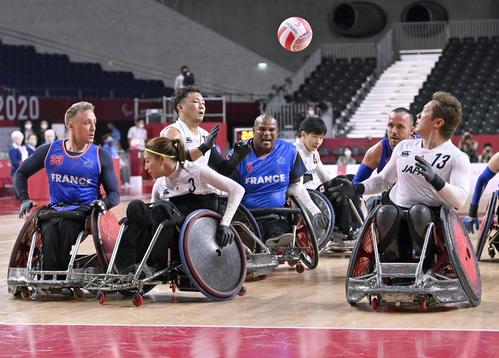 日本―フランス　第2ピリオド、パスを受ける島川（右端）。手前左から2人目は倉橋＝国立代々木競技場（共同）