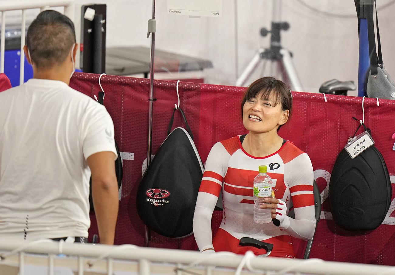 女子3000 メートル 個人追い抜き（運動機能障害C1～3）で予選敗退となった杉浦佳子（右）（共同）
