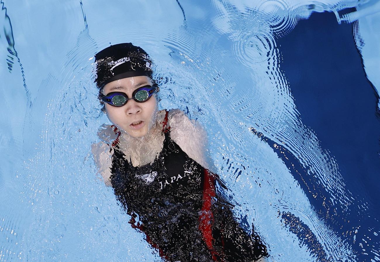 女子100メートル背泳ぎ（運動機能障害S2）予選　力泳する山田美幸（共同）