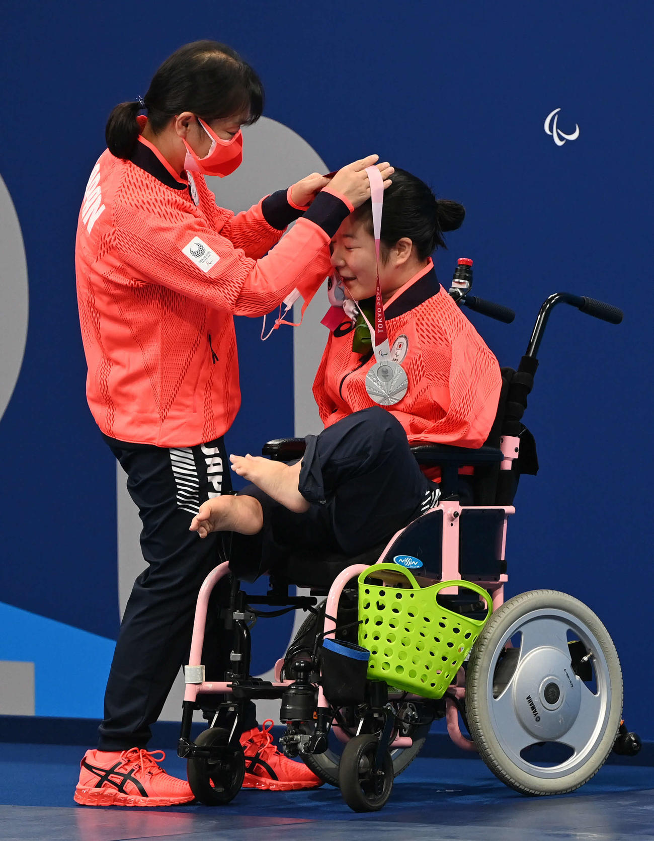 女子100メートル背泳ぎで銀メダルの山田（右）はメダルをかけてもらう（撮影・山崎安昭）