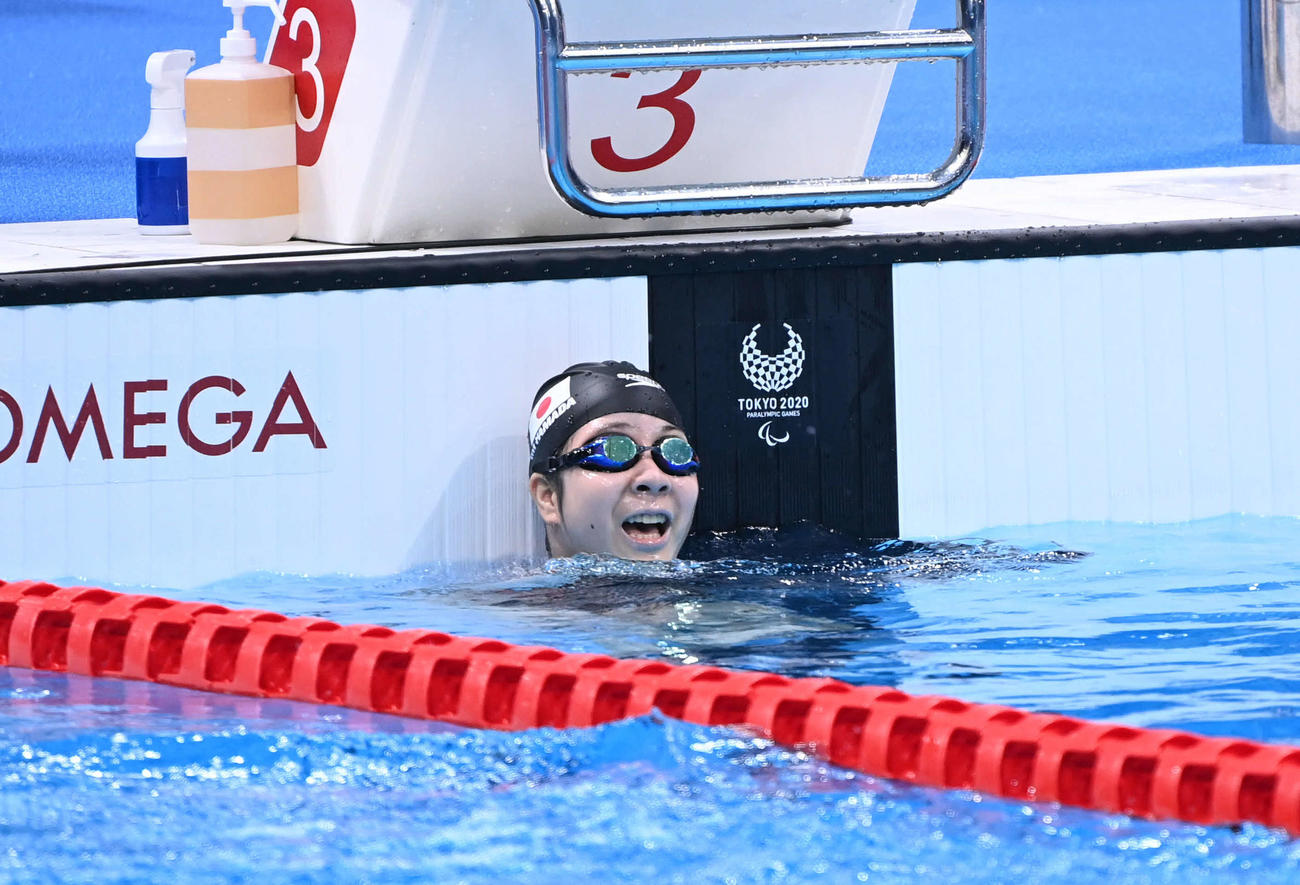 女子100メートル背泳ぎ（運動機能障害S2）で銀メダルを獲得し笑顔の山田（撮影・山崎安昭）