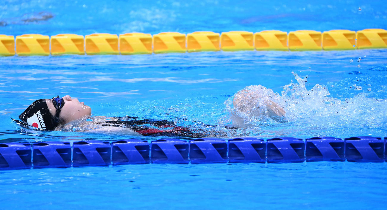 女子100メートル背泳ぎで力泳する山田（撮影・山崎安昭）