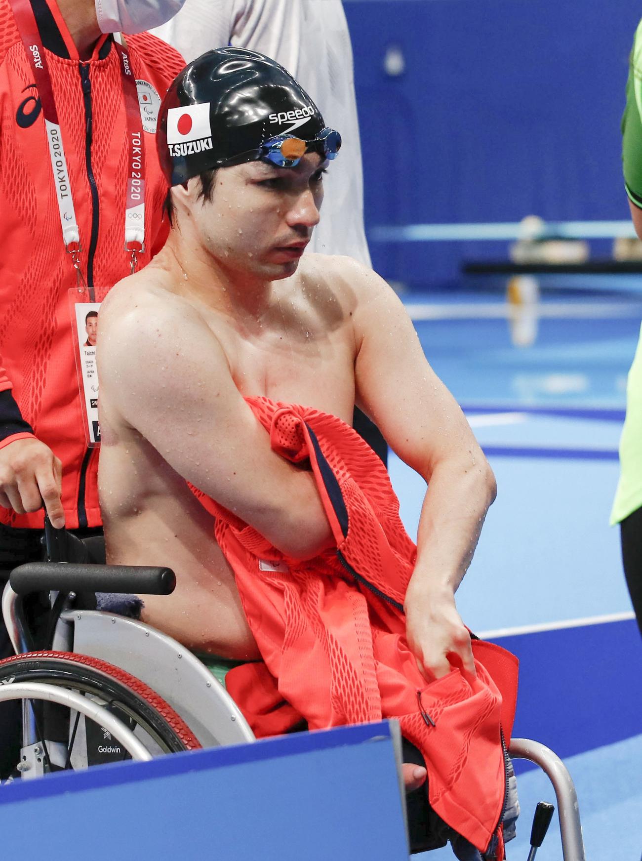 男子100メートル自由形（運動機能障害S4）予選のレースを終え、引き揚げる鈴木孝幸（共同）