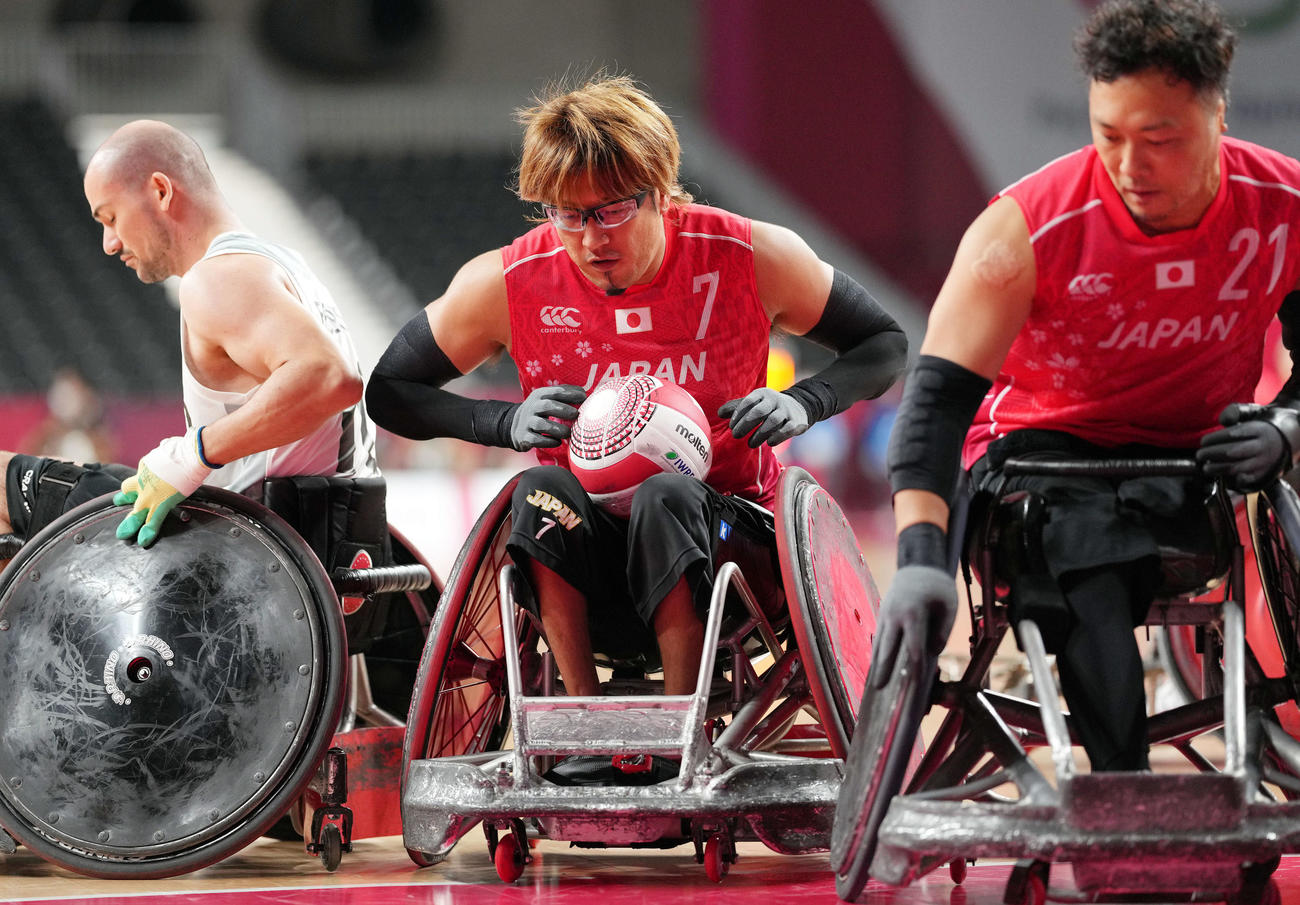 日本対デンマーク　第1Q、トライを決める池崎（中央）。右は池（撮影・滝沢徹郎）