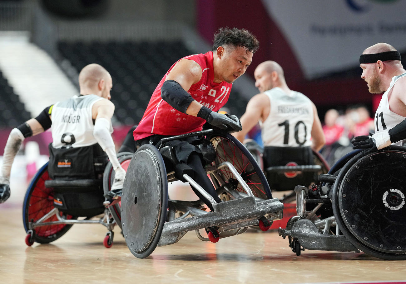 日本対デンマーク　第2Q、デンマークの選手に激しく当たる池（撮影・滝沢徹郎）