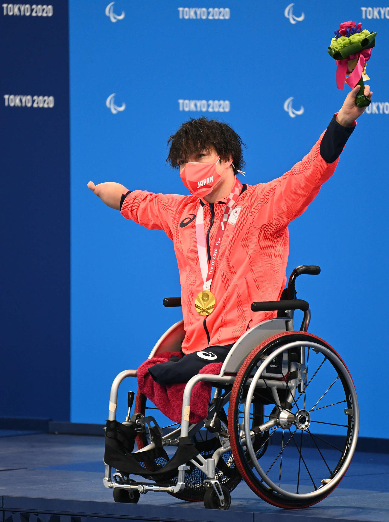 男子100メートル自由形で金メダルの鈴木は表彰式でガッツポーズ（撮影・山崎安昭）