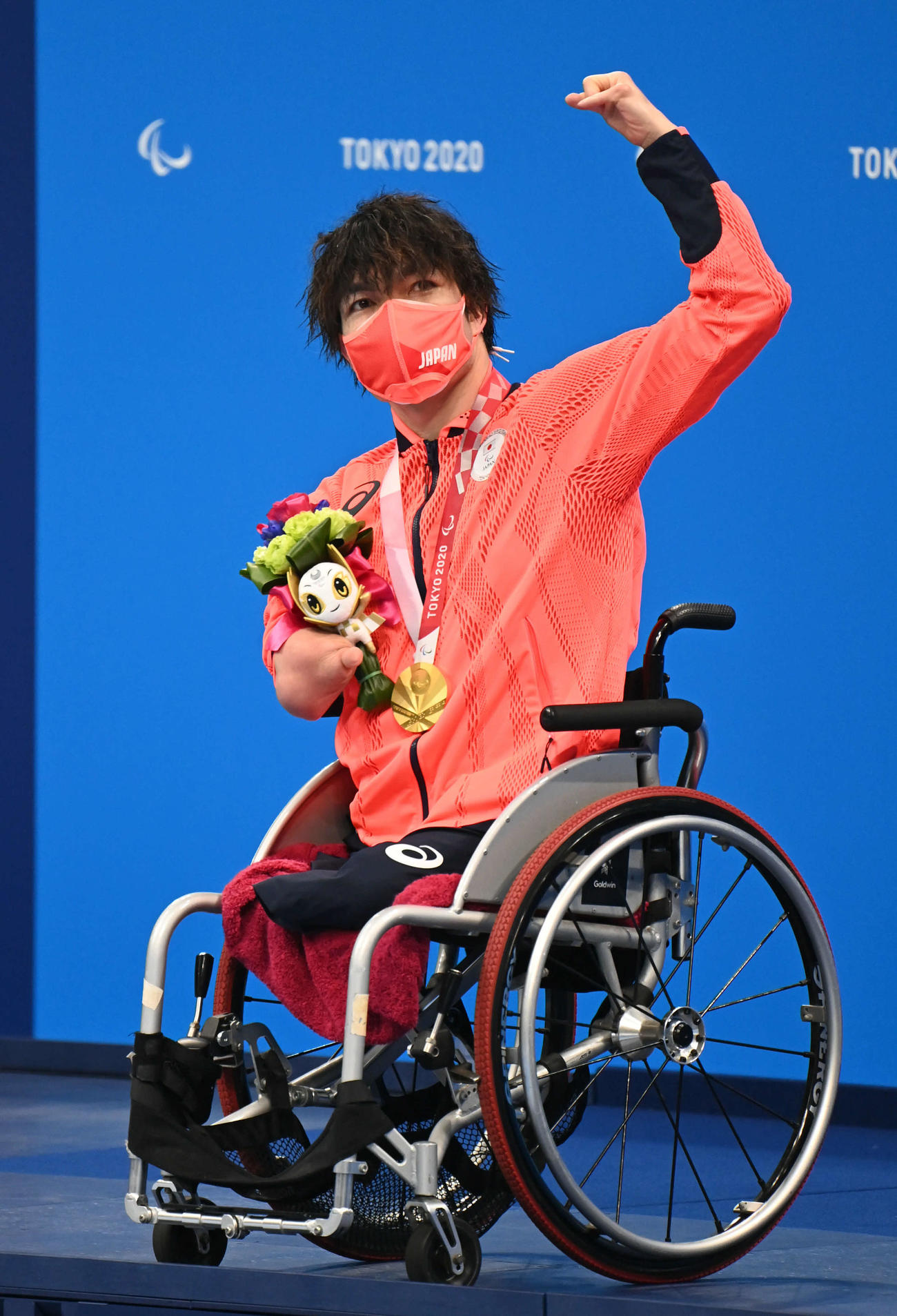 男子100メートル自由形で金メダルの鈴木は表彰式でガッツポーズ（撮影・山崎安昭）