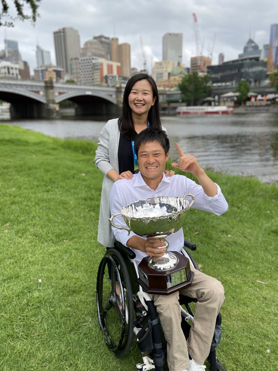 20年全豪優勝で、メルボルン市内のヤラ川を背に写真に納まる国枝夫妻（国枝愛さん提供）