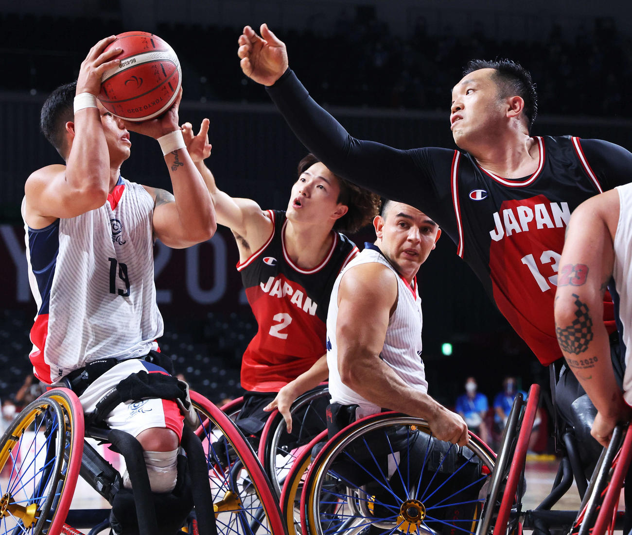 日本対コロンビア　第4Q、激しくデフェンスする鳥海（中央）と藤本（撮影・河田真司）