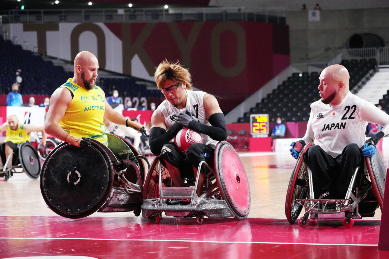 日本対オーストラリア　第2Q、オーストラリアの選手に当たられながらトライを決める池崎（撮影・滝沢徹郎）