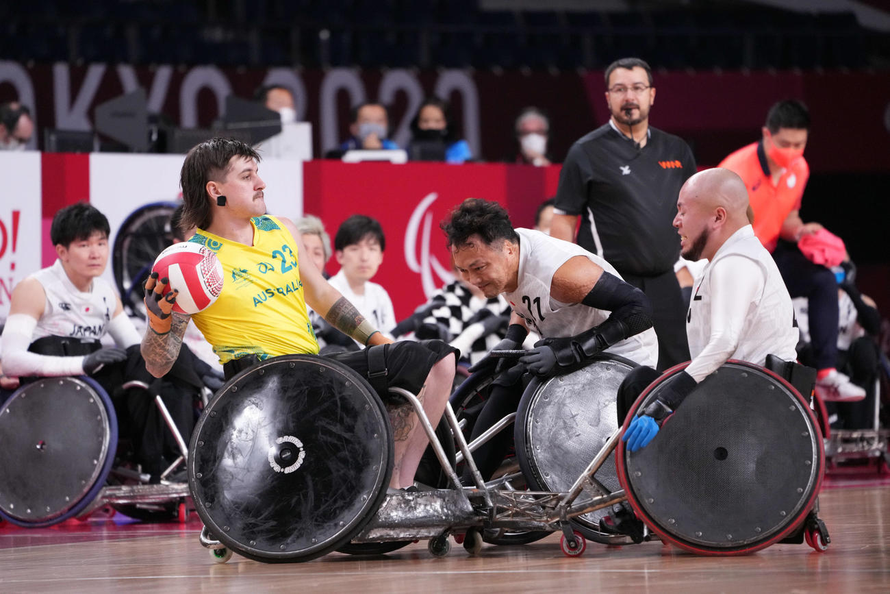 日本対オーストラリア　第1Q、オーストラリアの選手に激しく当たる池（中央）と乗松（撮影・滝沢徹郎）