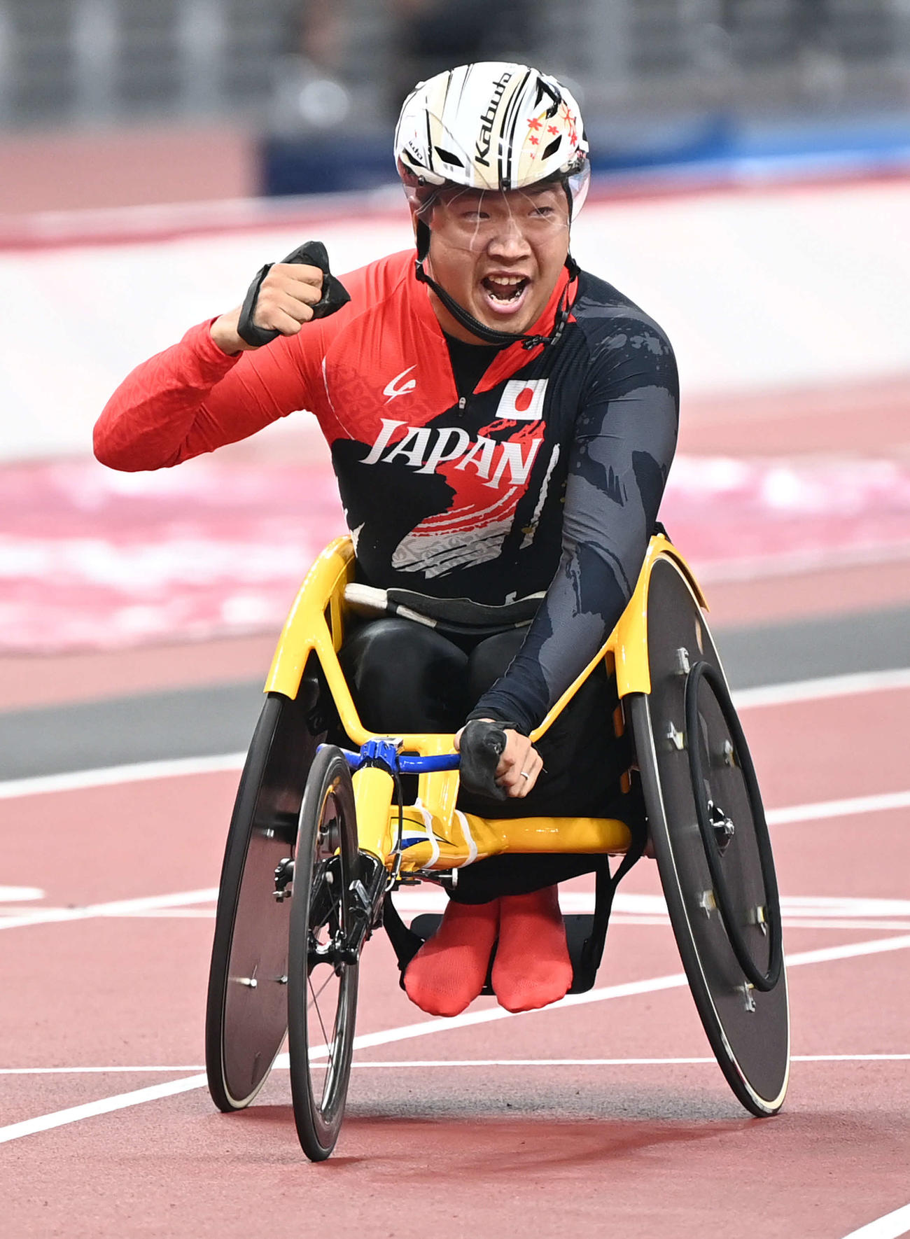 男子400メートル（車いすT52）決勝　金メダルを獲得し雄たけびを上げる佐藤（撮影・山崎安昭）