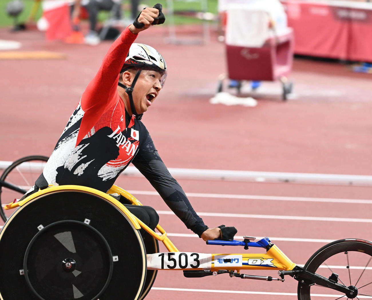 男子400メートル決勝　金メダルを獲得し雄たけびを上げる佐藤（撮影・山崎安昭）