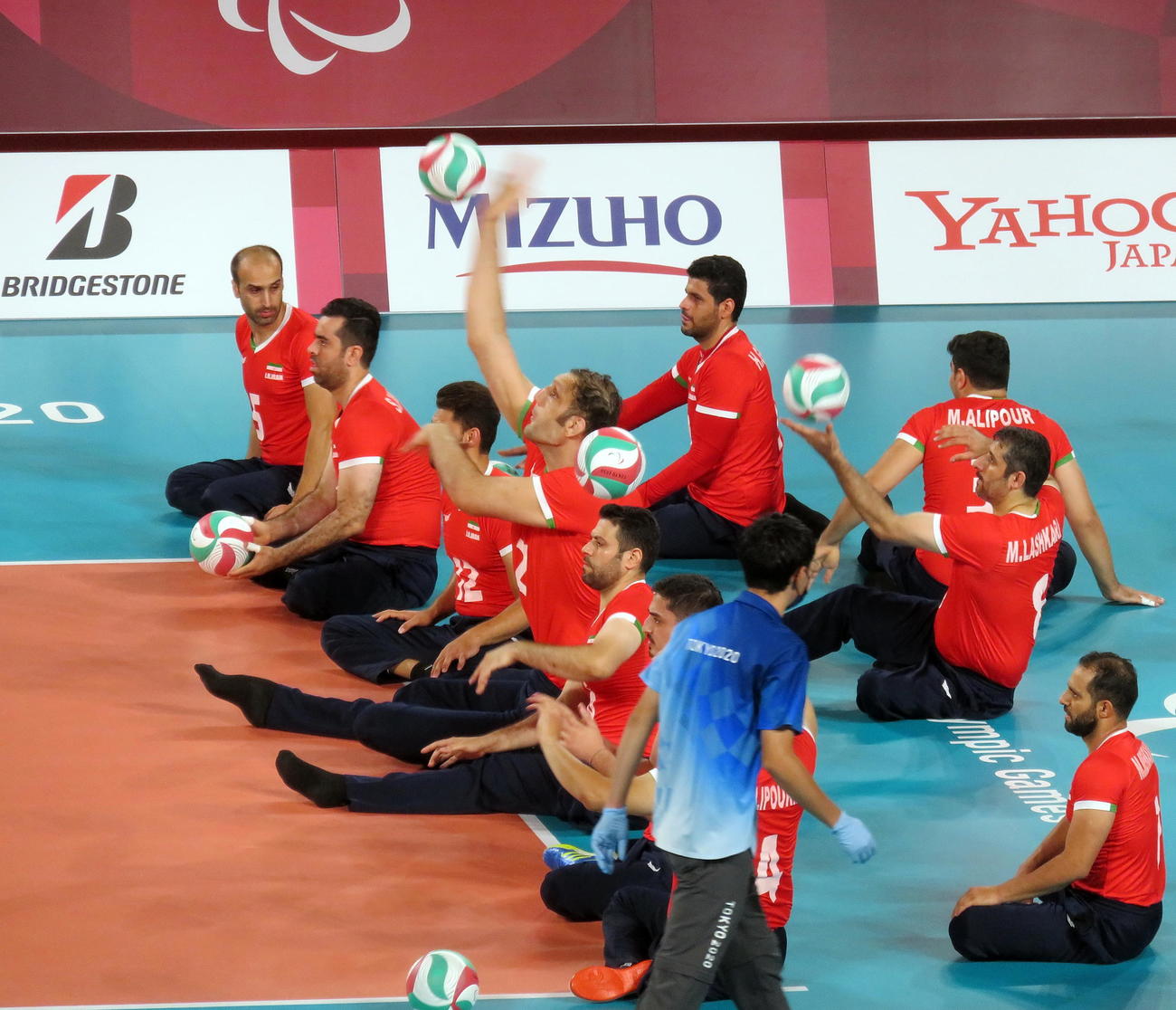 試合前、サーブ練習を行うイラン代表メフルザドセラクジャニ（中央）