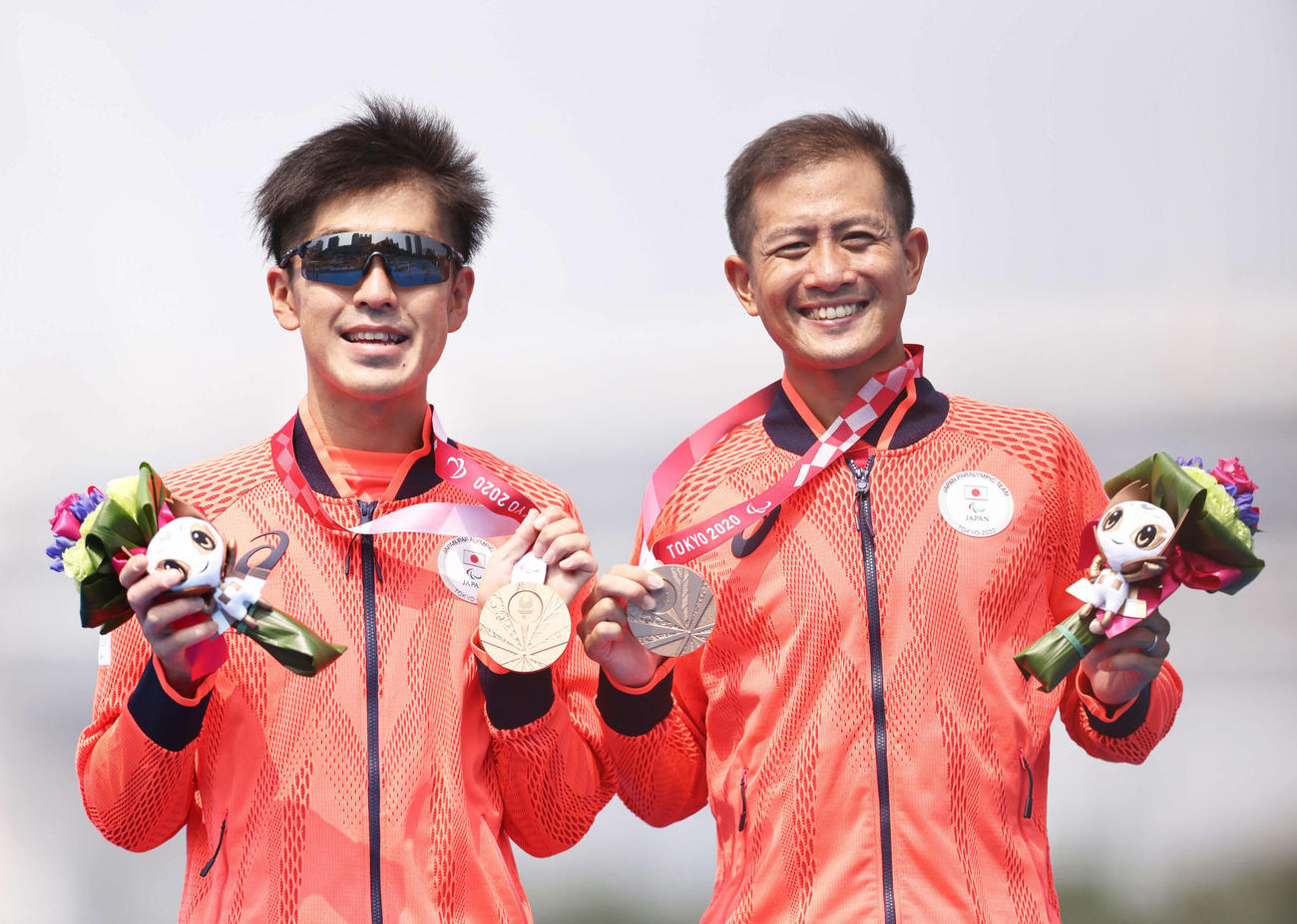 メダルセレモニーで銅メダルを手に笑顔を見せる米岡（左）とガイドの椿（撮影・河田真司）